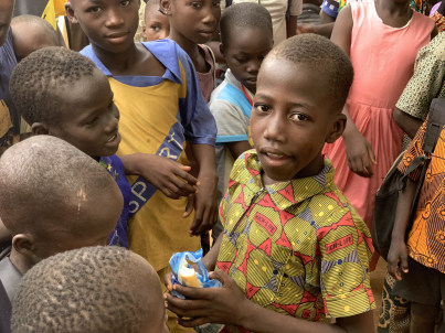 Azaria auf dem Weg zur Schule